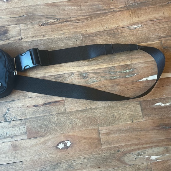 Lululemon Black Everywhere Belt Bag - Picture 3 of 5